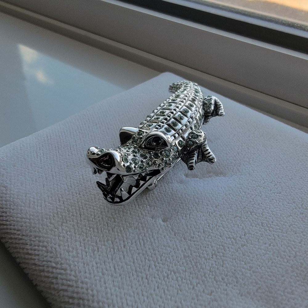 Vintage butler 5th avenue alligator brooch with swarvoski crystals